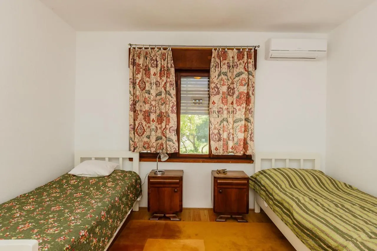 Apartments Jelen Kastela 0*,  Croatia