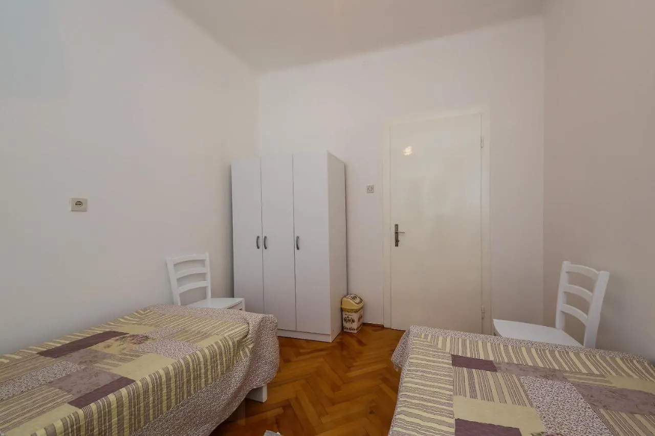 Apartments Jelen Kaštela 0*,
