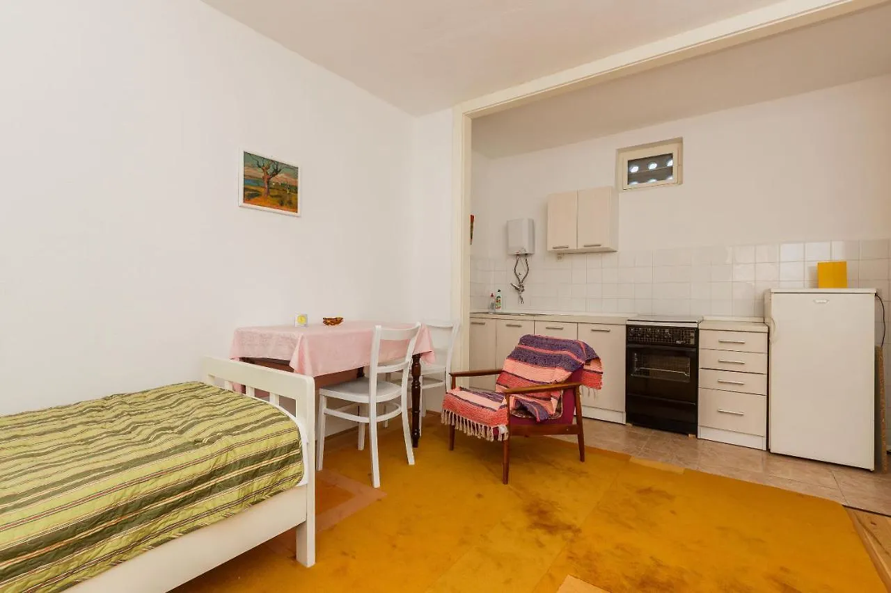 Apartments Jelen Kastela Croatia